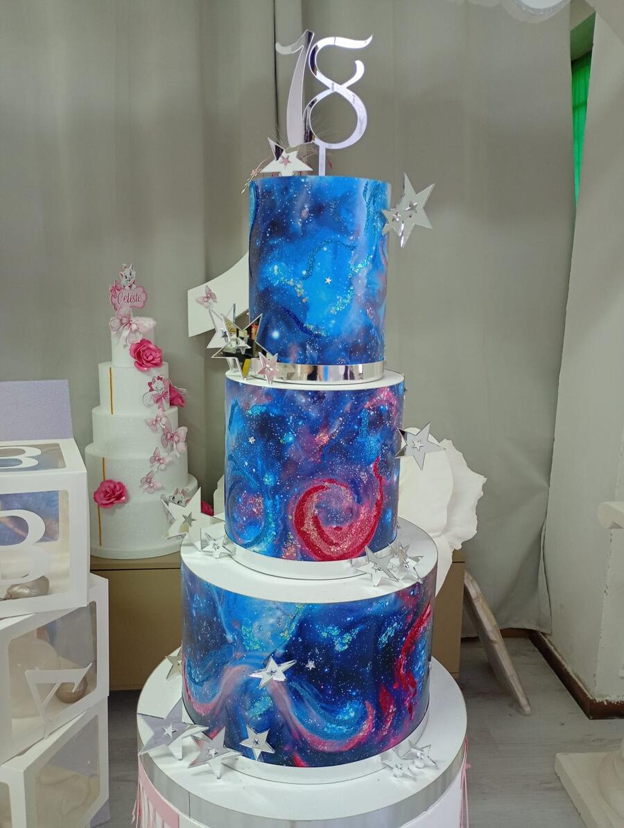 Torta Scenografica Galassia a 3 Piani (H 65 cm) con Topper e Stelle in Plexiglass Argento