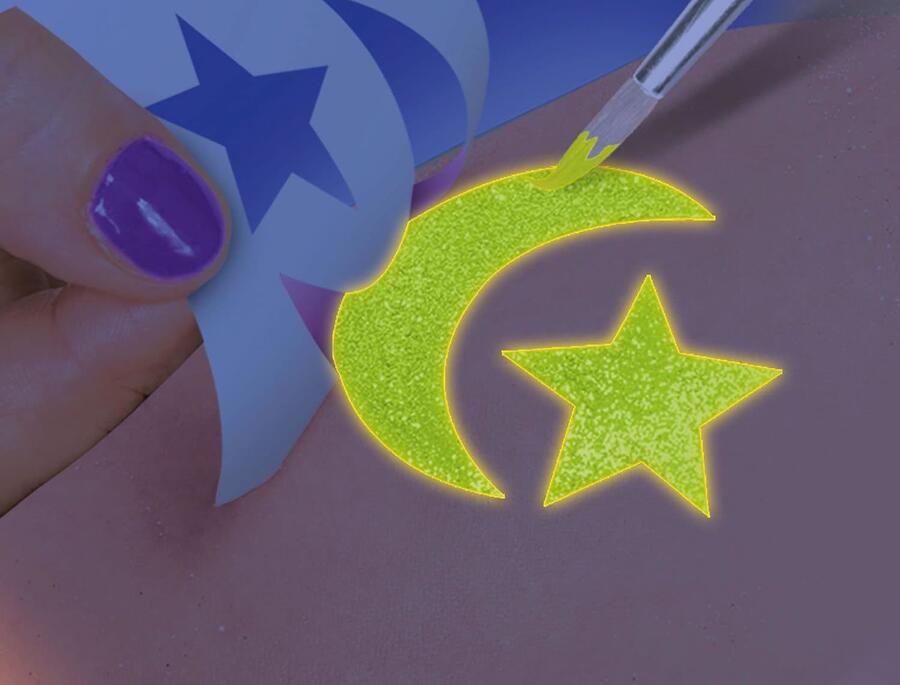 Clementoni Crazy Chic - Crazy Tattoo, Gioco Creativo per Bambini 6+ Anni, Kit Completo per Creare Tatuaggi Temporanei dall'Effetto Glow in The Dark, Set Regalo Divertente e Colorato, 18733