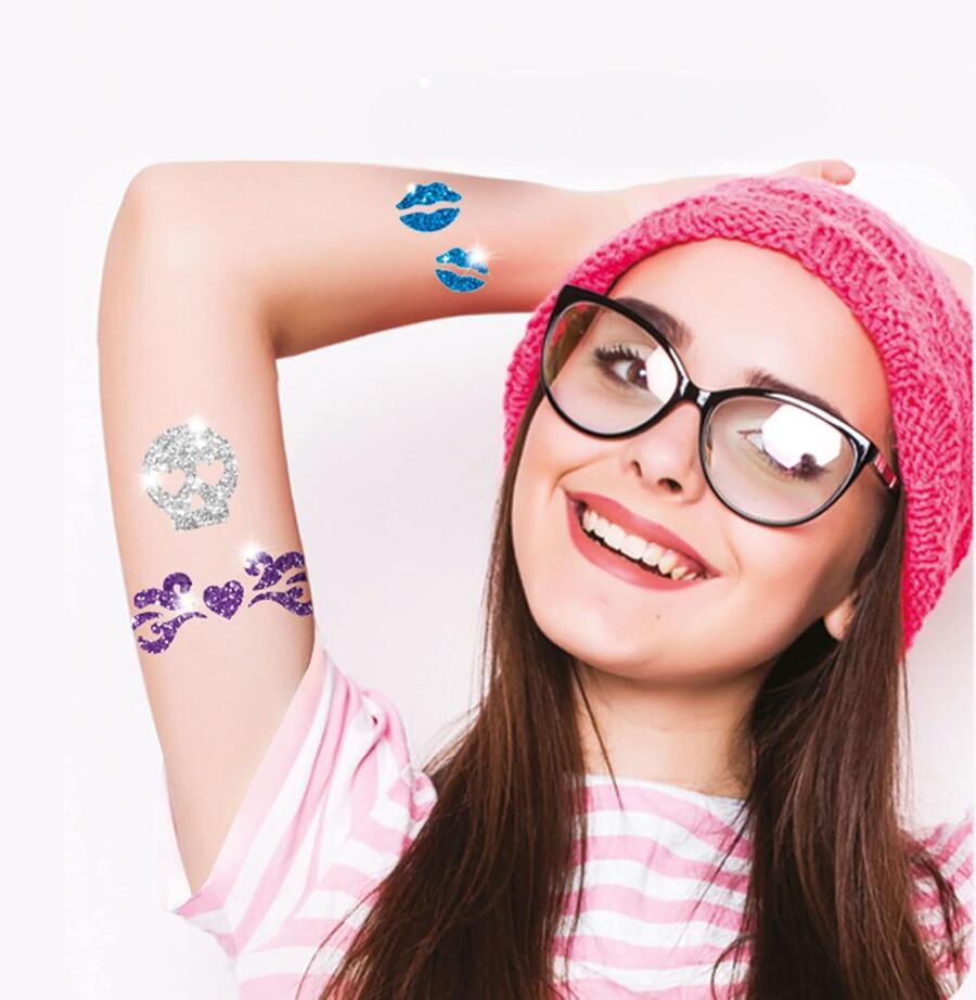 Clementoni Crazy Chic - Crazy Tattoo, Gioco Creativo per Bambini 6+ Anni, Kit Completo per Creare Tatuaggi Temporanei dall'Effetto Glow in The Dark, Set Regalo Divertente e Colorato, 18733
