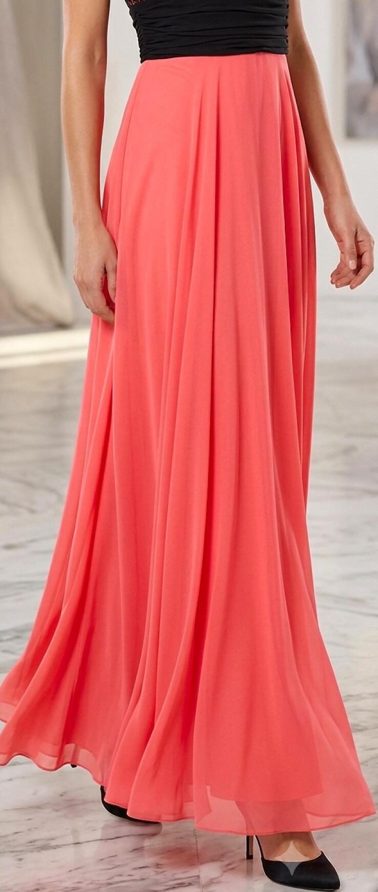 0988 Abito in chiffon foderato con corpetto in pizzo