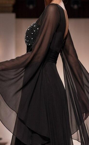 0989 Abito in chiffon foderato con corpetto con perline nere e strass