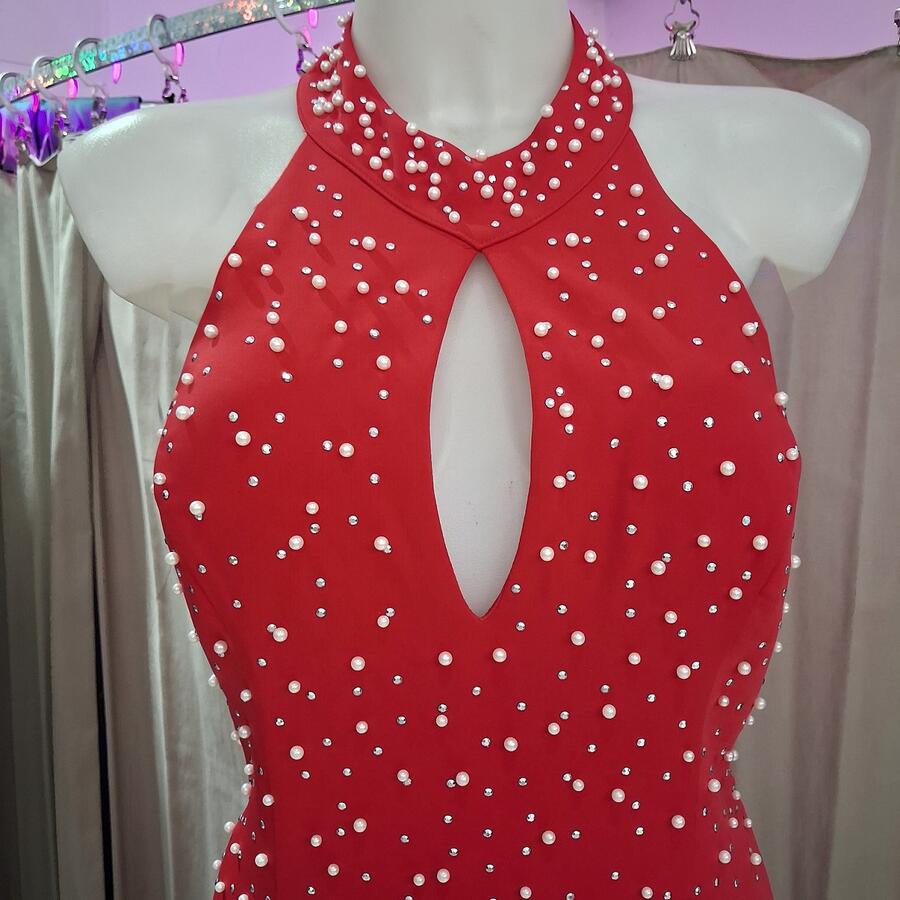 0992 Abito rosso ciliegia in tessuto tipo popeline foderato con perline e strass