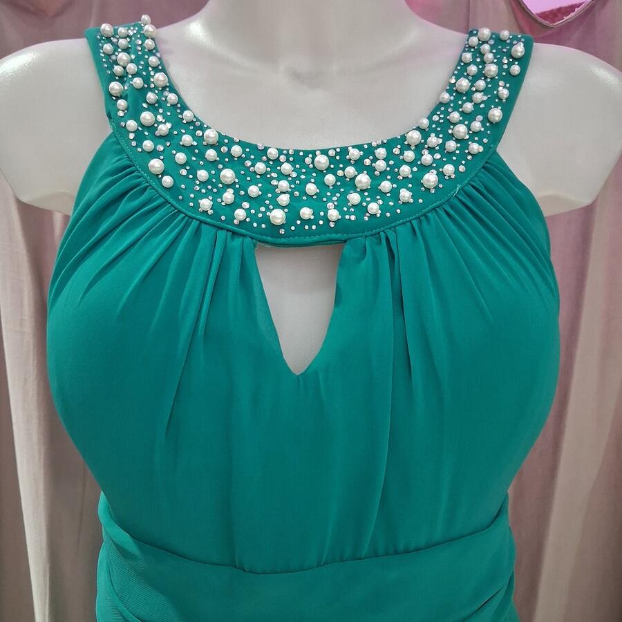 0994 Abito in chiffon foderato con scollatura a mezzaluna con perline e strass