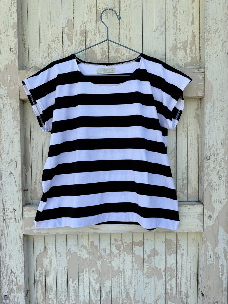 T-shirt bianca e nera