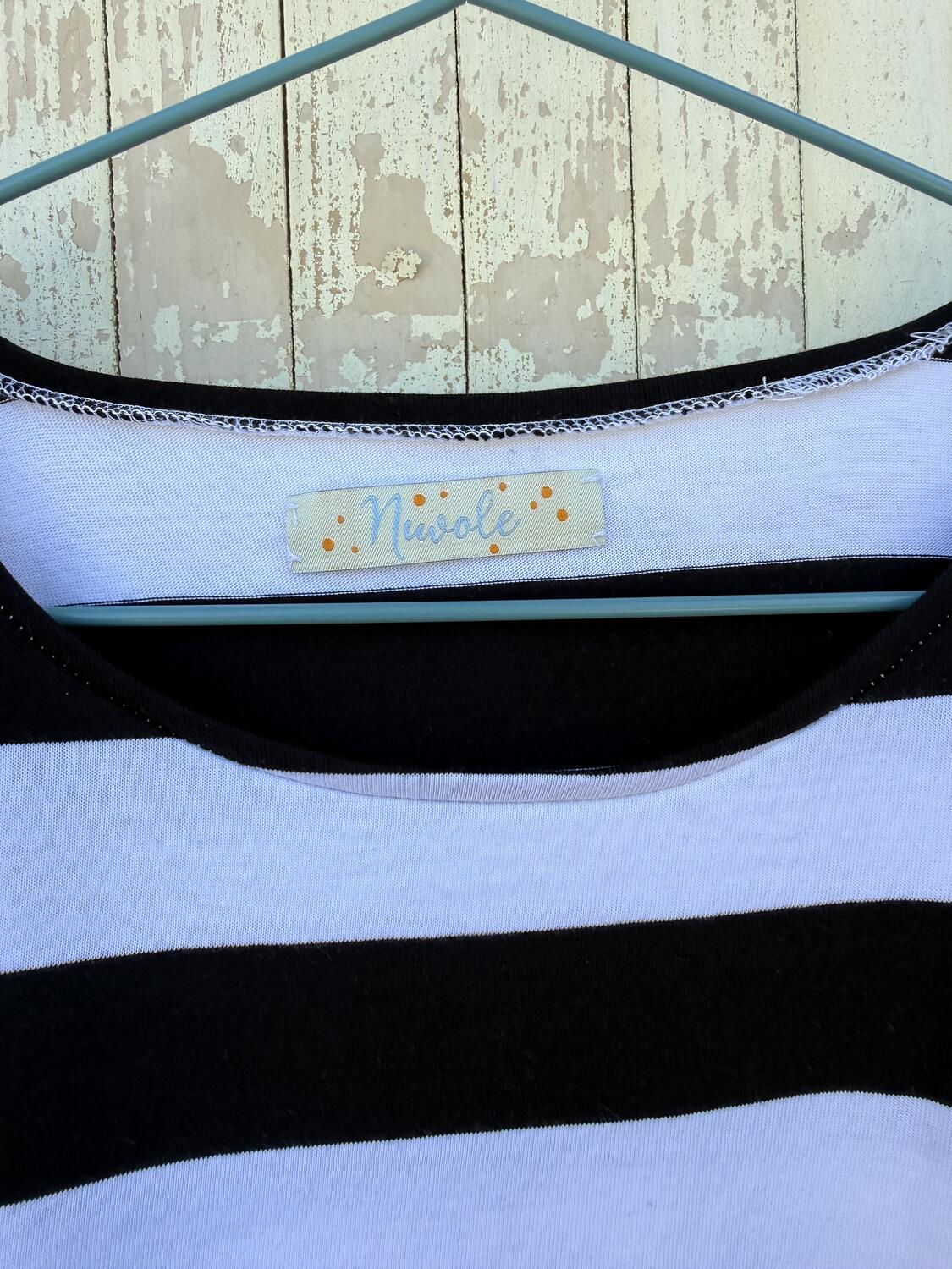 T-shirt bianca e nera