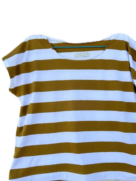 T-shirt bianca e ocra