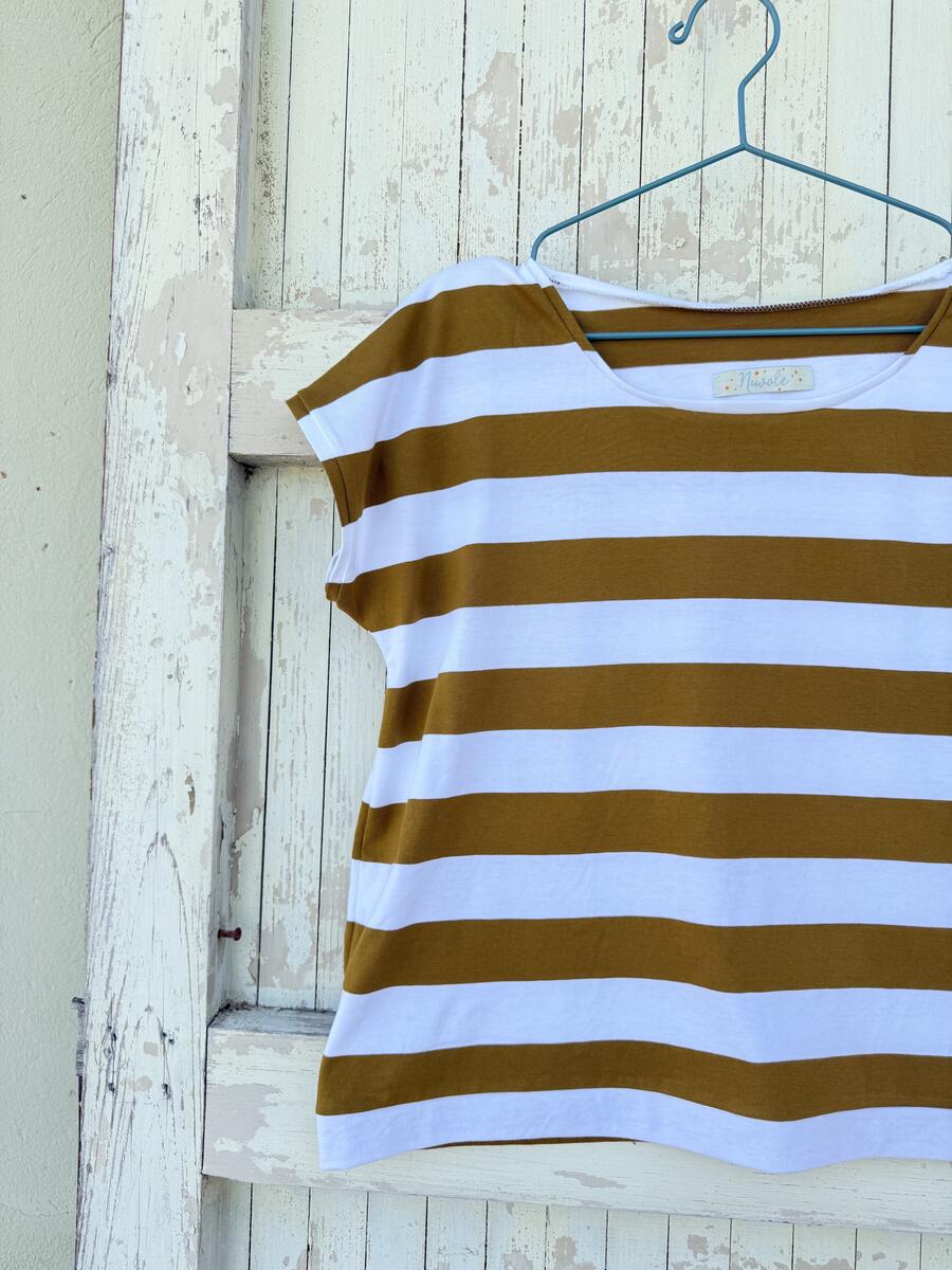 T-shirt bianca e ocra