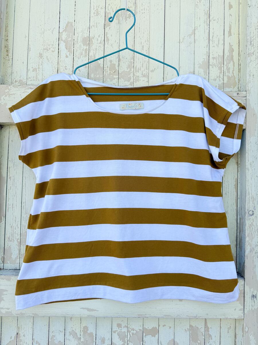 T-shirt bianca e ocra