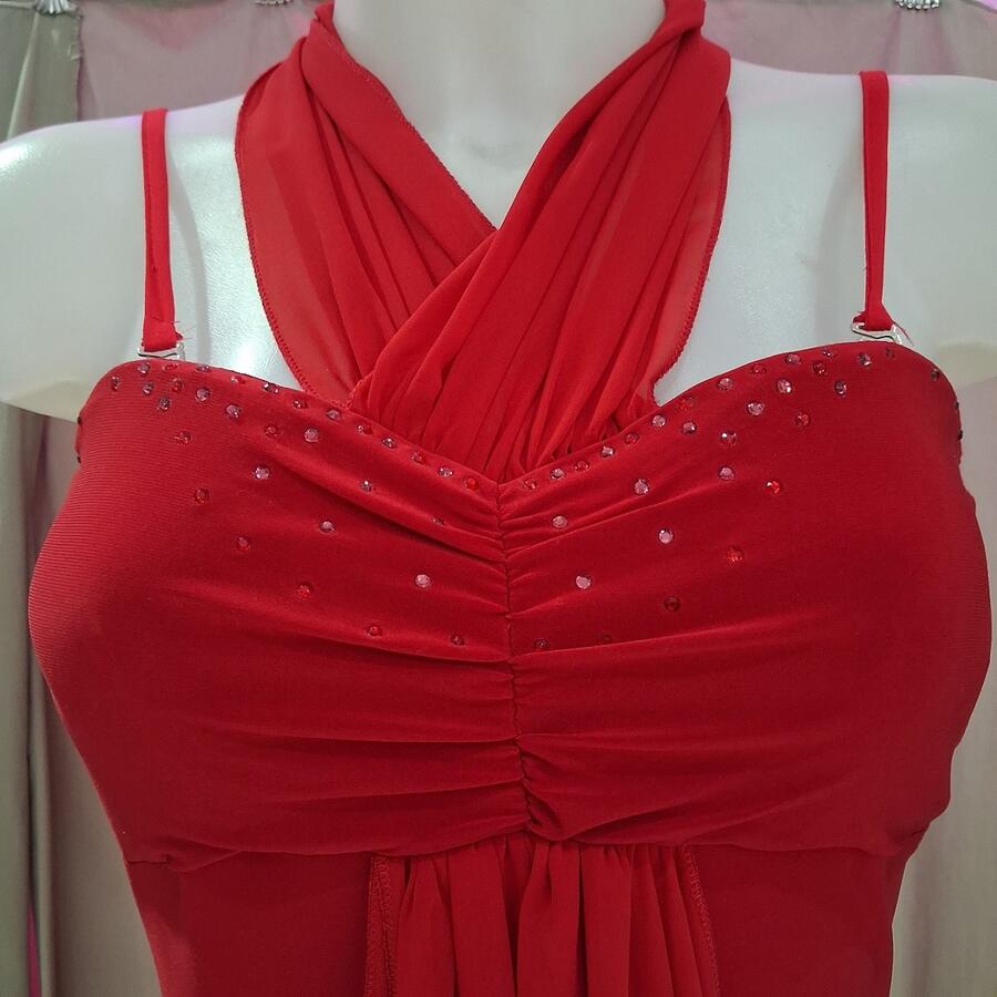 1002 Abito lungo rosso in jersey con volant in chiffon