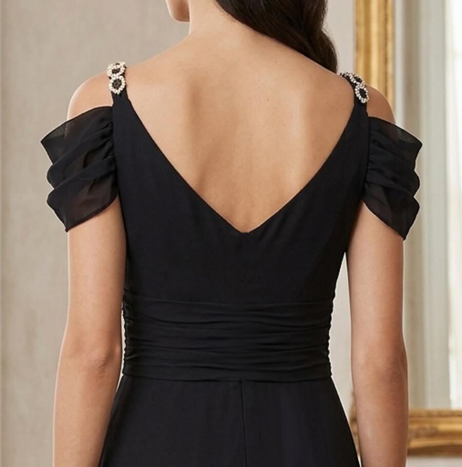 1006 Abito lungo in chiffon foderato con manichette e dettagli in strass nelle spelline