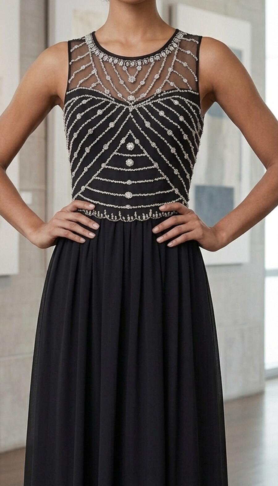 1007 Abito lungo in chiffon foderato con strass davanti e schiena trasparente