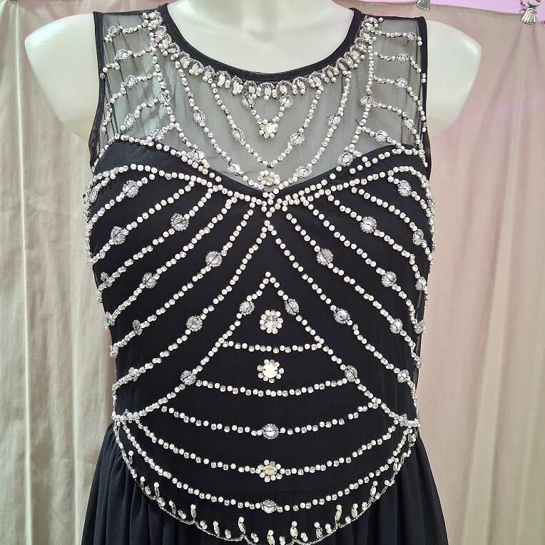 1007 Abito lungo in chiffon foderato con strass davanti e schiena trasparente