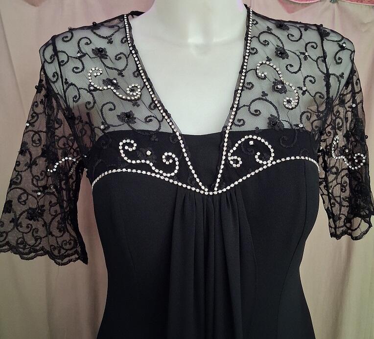 1009 Abito lungo in chiffon foderato con manichette e dettagli in pizzo con perline e strass