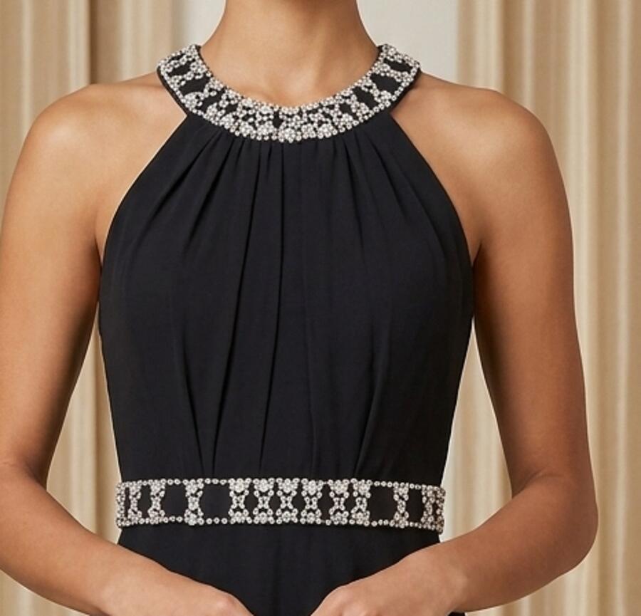1015 Abito in chiffon foderato con scollatura a mezzaluna e con strass