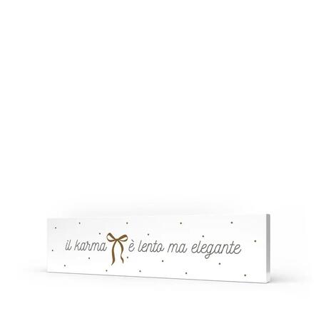L'Angolo delle Idee Quadro Orizzontale "Il Karma è Lento Ma Elegante" — legno laccato 40x10 cm, idea regalo ironica