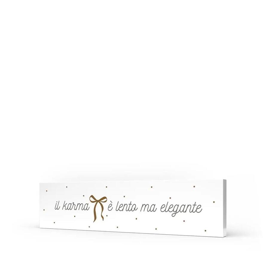 L'Angolo delle Idee Quadro Orizzontale "Il Karma è Lento Ma Elegante" — legno laccato 40x10 cm, idea regalo ironica