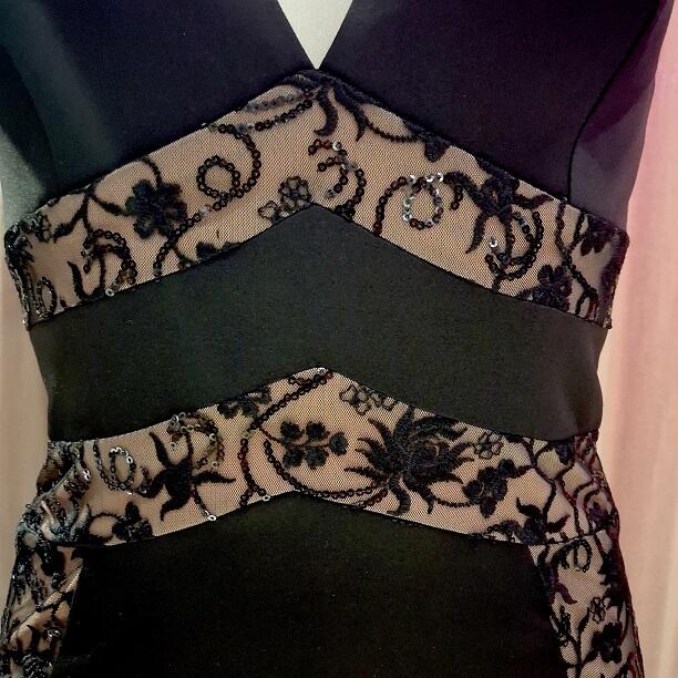 1021 Abito lungo svasato con pizzo e paillettes foderate nei lati in nude look style