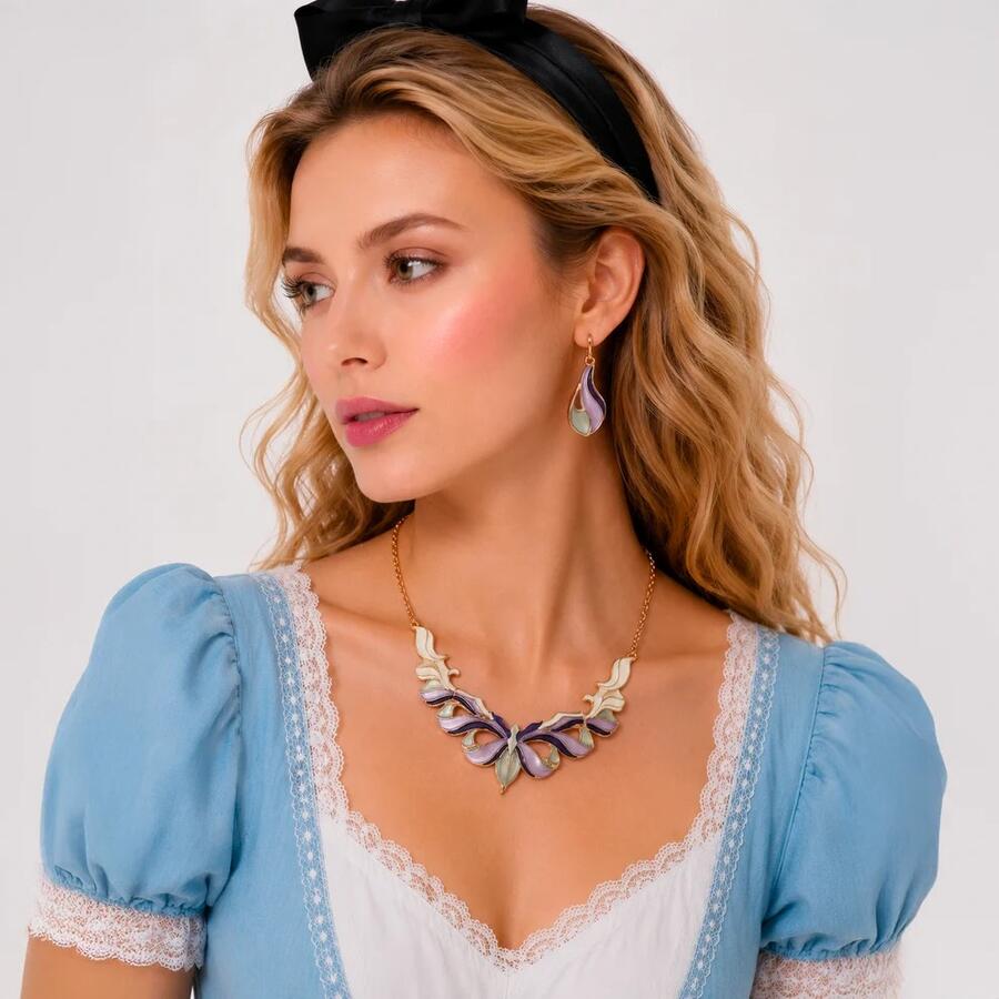 AlexArte Collana Girocollo "Wonderland" — placcatura oro rosa, smalto pastello lilla, collezione Alice