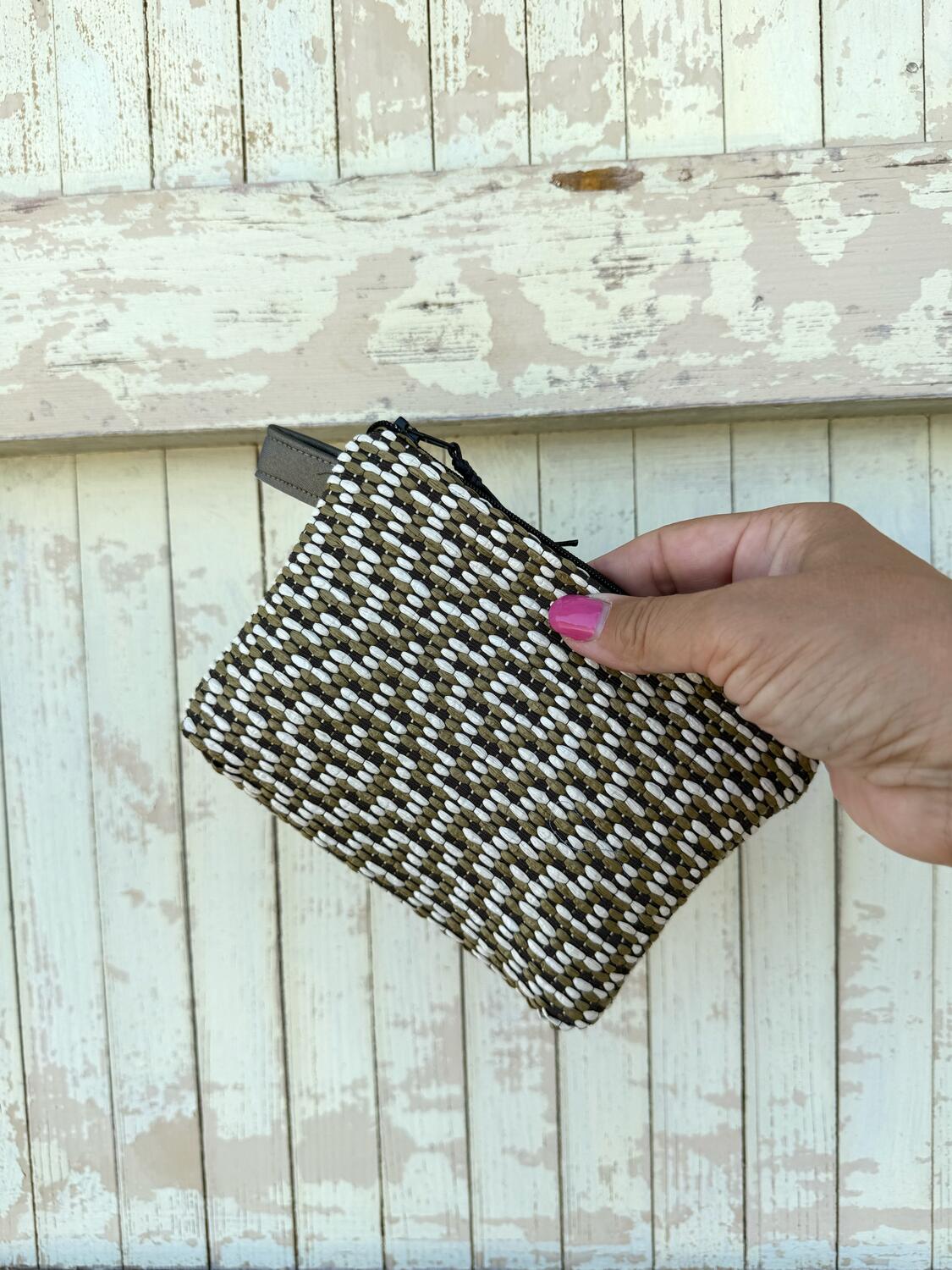 Pochette verde effetto rafia 