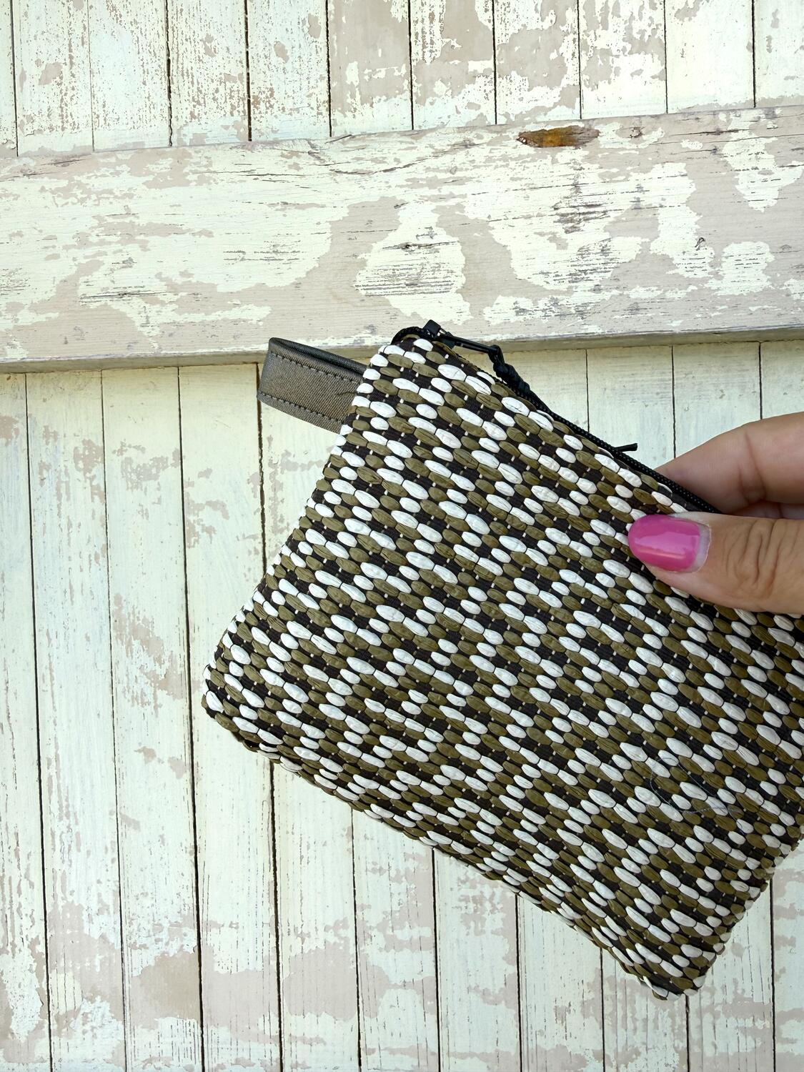 Pochette verde effetto rafia 
