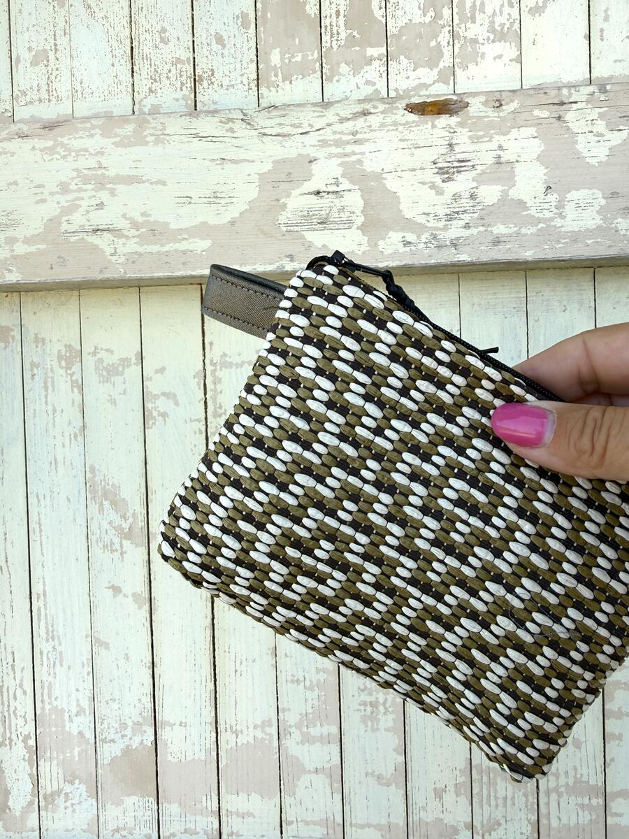Pochette verde effetto rafia 