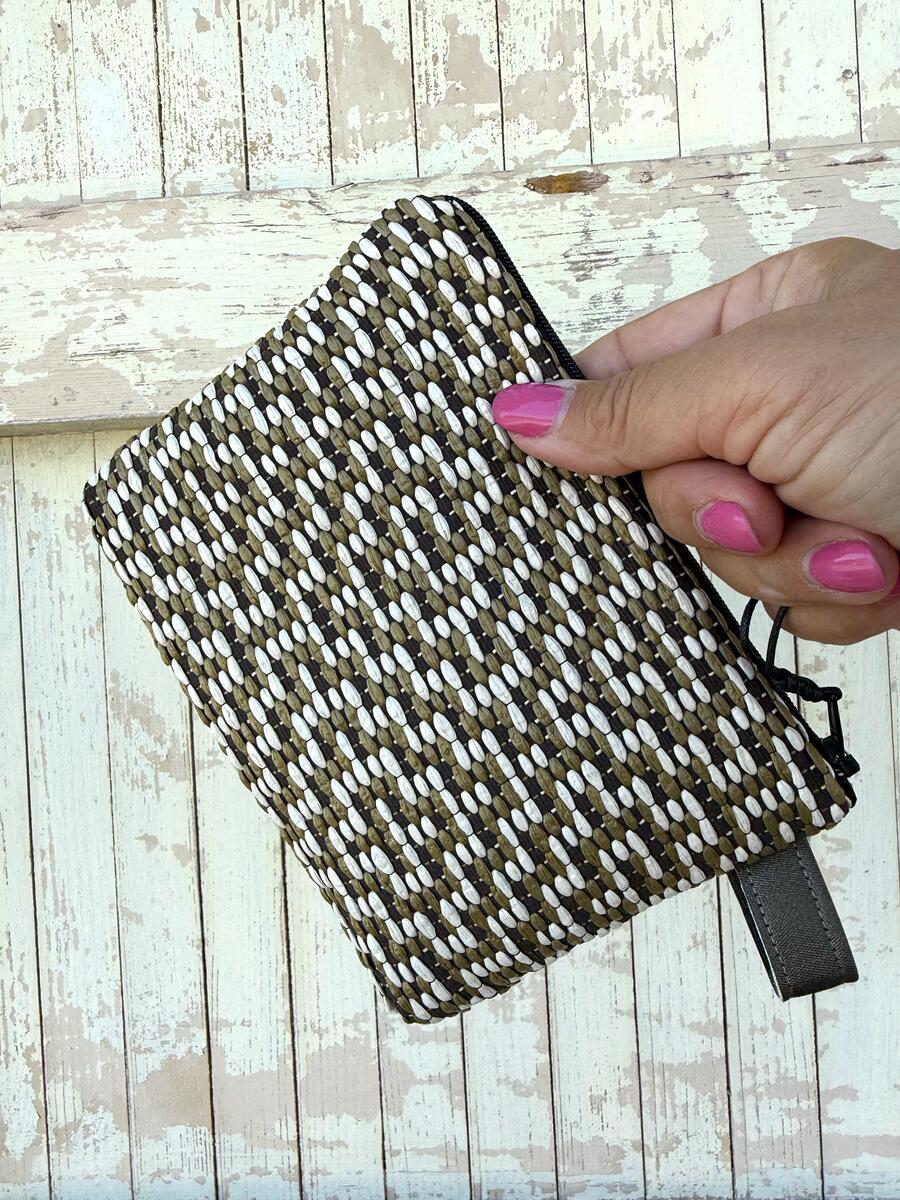 Pochette verde effetto rafia 