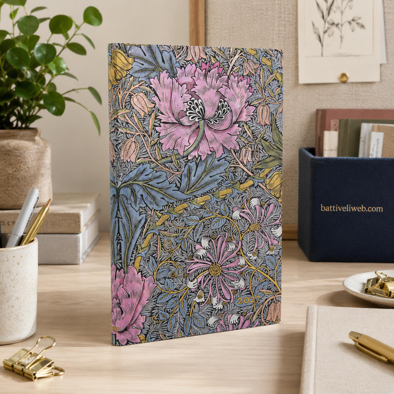 Agenda Giornaliera 2027 "Morris Caprifoglio Rosa" Mini – 9,5 × 14 cm PAPERBLANKS