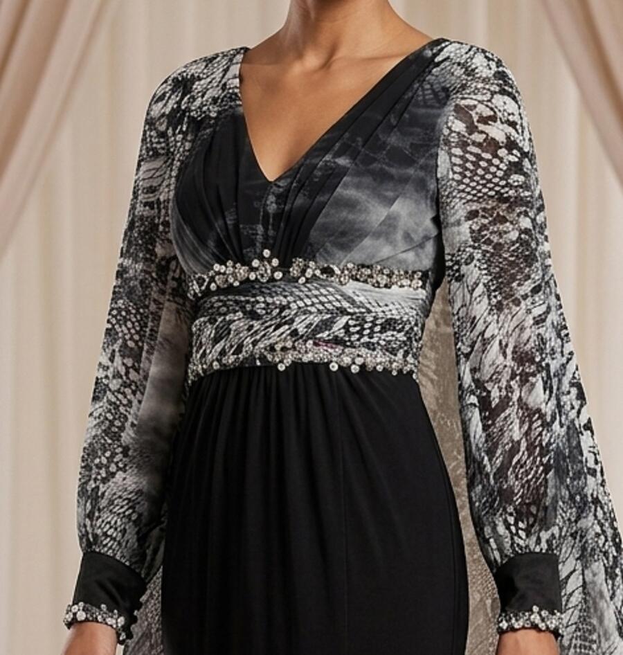 1034 Abito lungo in jersey foderato e chiffon animalier con manichette e dettagli in strass e pietrine