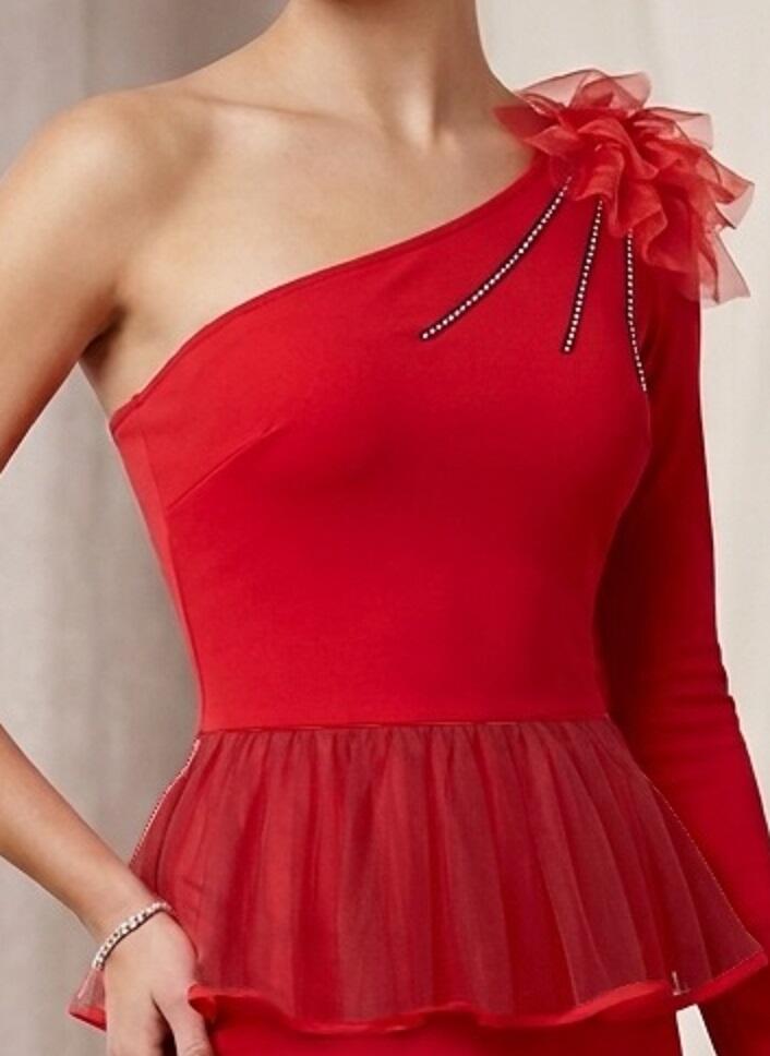 1035 Tubino rosso monospalla corto in maglina con redingotte in tulle