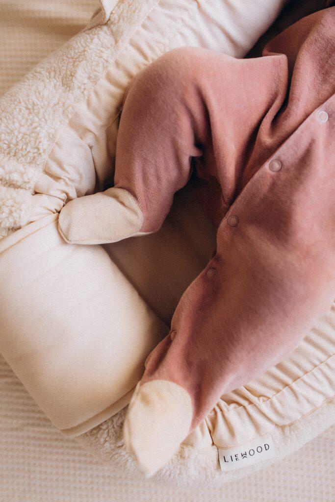 Tutina in velluto di cotone biologico con lumaca ricamata – GOTS