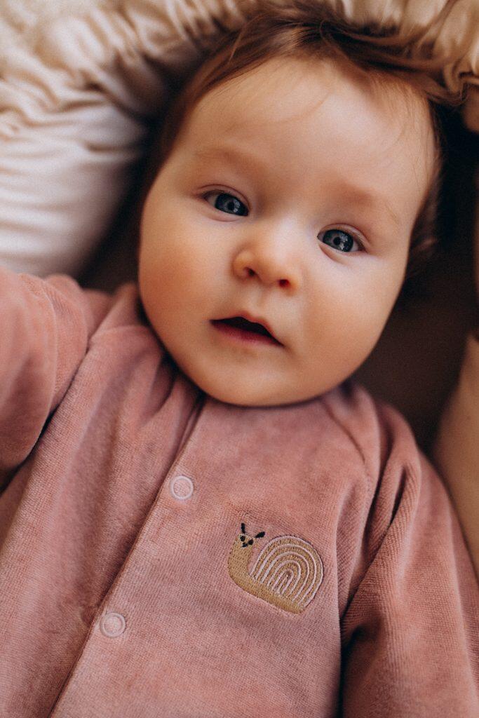 Tutina in velluto di cotone biologico con lumaca ricamata – GOTS