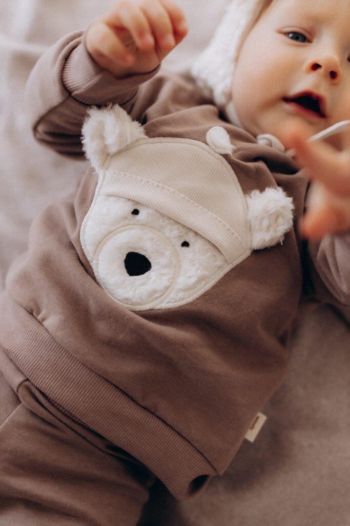 Maglione in tessuto felpato con teddy ricamato – Taupe (GOTS)