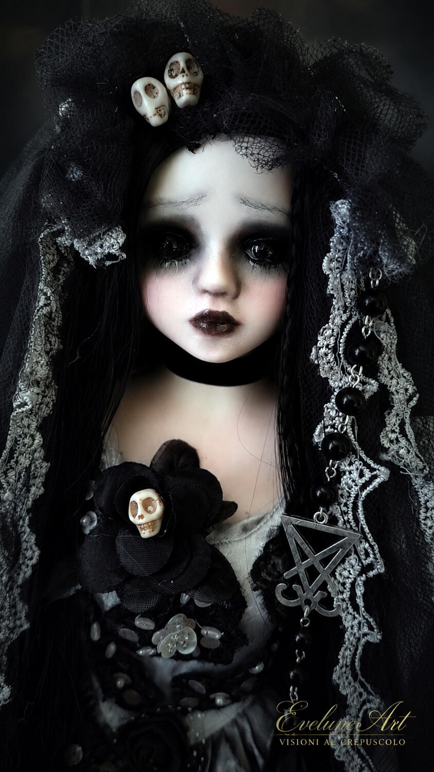 Sarina Bambola Goth in porcellana 
