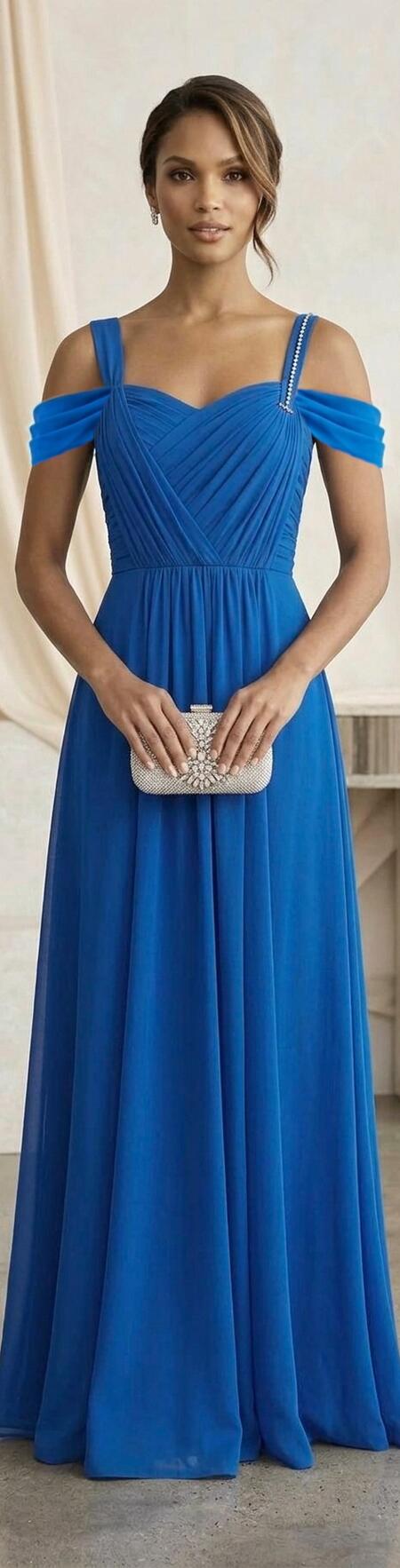 1050 Abito lungo in chiffon foderato blu cobalto con alette e dettagli in strass nella spallina