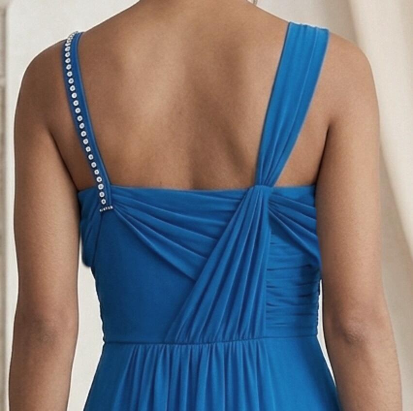 1050 Abito lungo in chiffon foderato blu cobalto con alette e dettagli in strass nella spallina