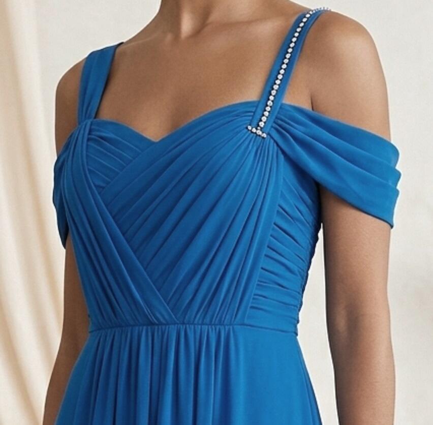 1050 Abito lungo in chiffon foderato blu cobalto con alette e dettagli in strass nella spallina