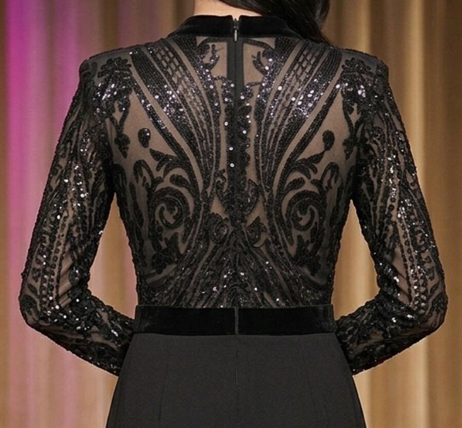 1051 Tuta in crepe elastica con corpetto in tulle e paillettes nere
