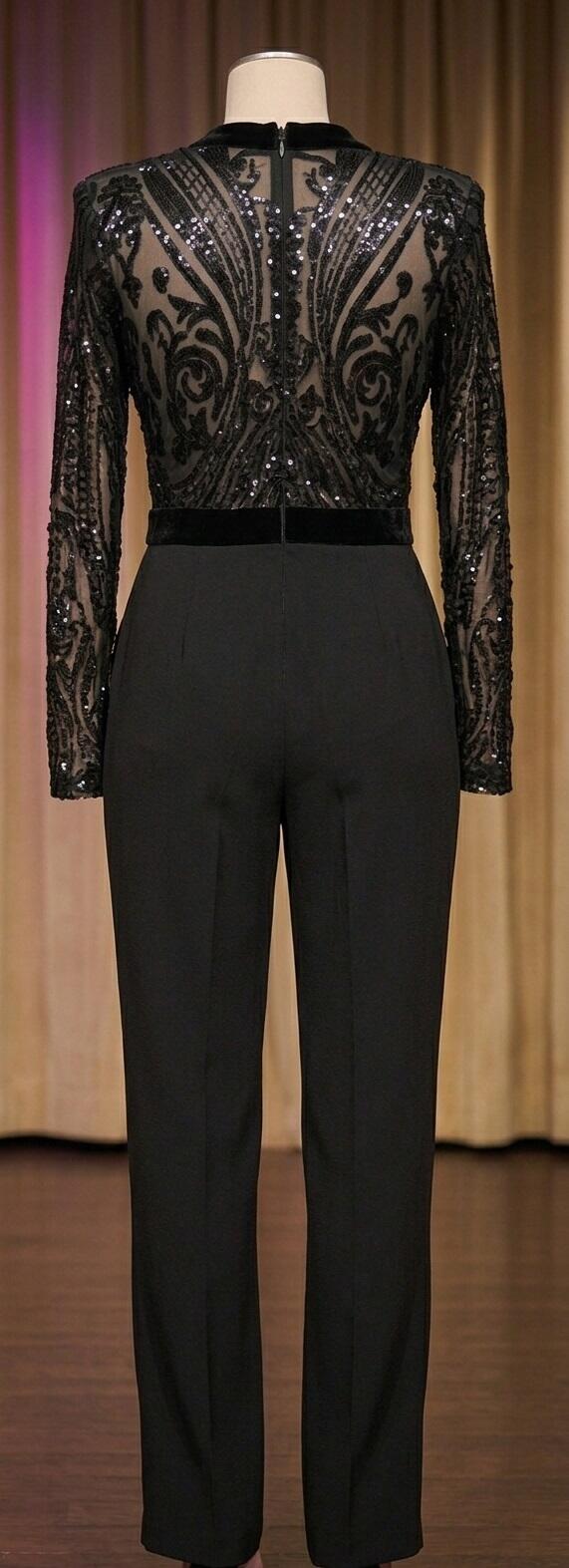 1051 Tuta in crepe elastica con corpetto in tulle e paillettes nere