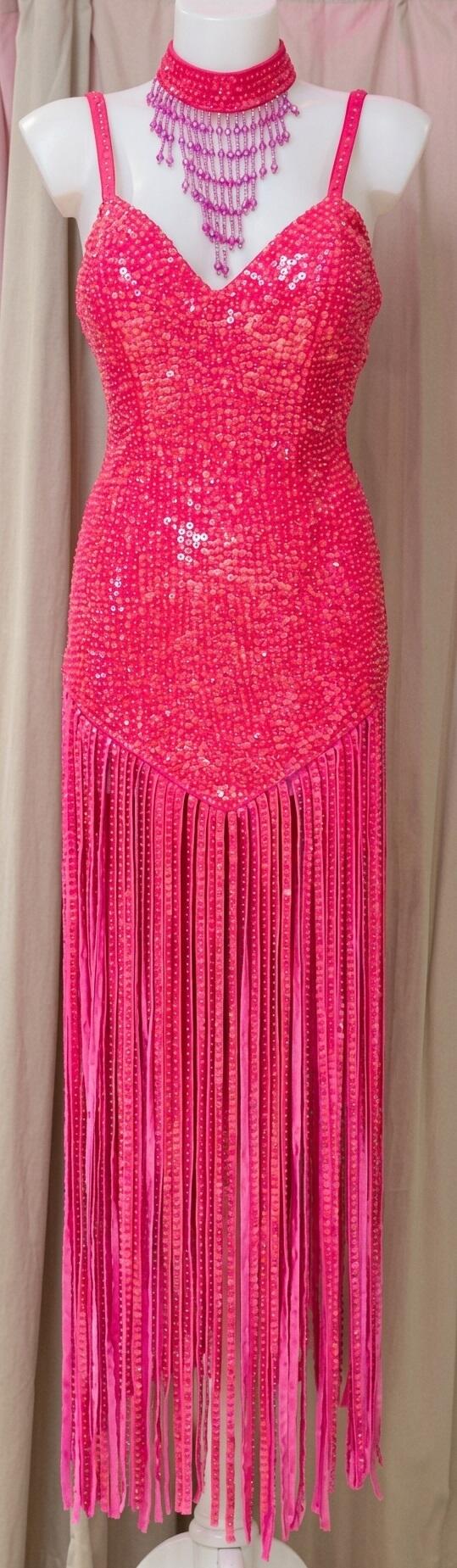 Abito in paillettes e perline cucite color corallo con frange finali 4-0172