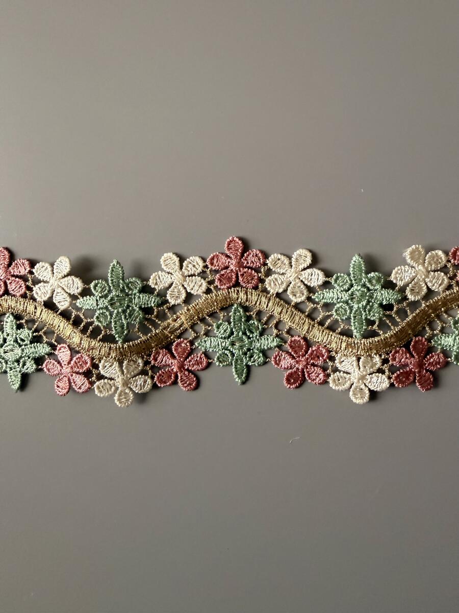 Pizzo decorativo oro, bianco, rosa e verde cm 90 circa