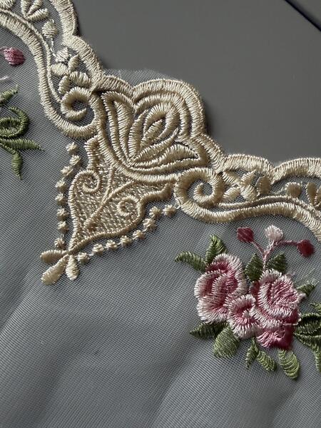 Pizzo con tulle ricamato dorato con fiori rosa largo 17 cm lunghezza m 1