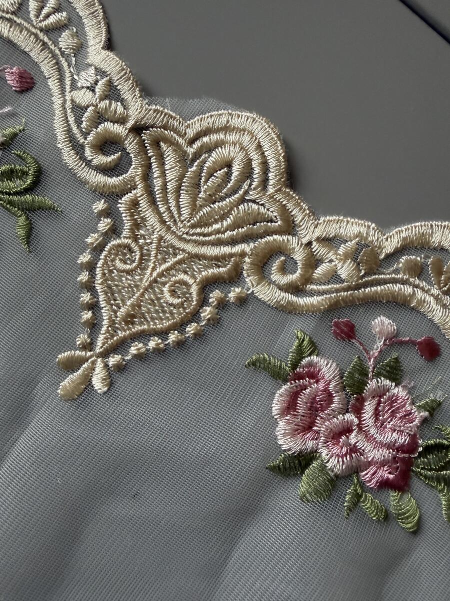 Pizzo con tulle ricamato dorato con fiori rosa largo 17 cm lunghezza m 1