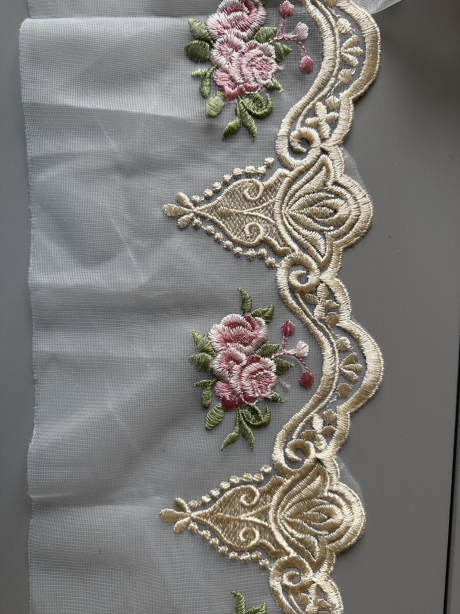 Pizzo con tulle ricamato dorato con fiori rosa largo 17 cm lunghezza m 1