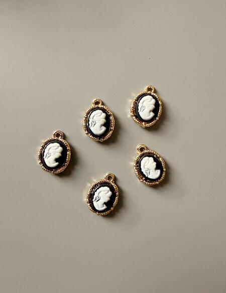 Mini ciondoli Cammei retrò fondo nero bordo color oro 1,10 cm