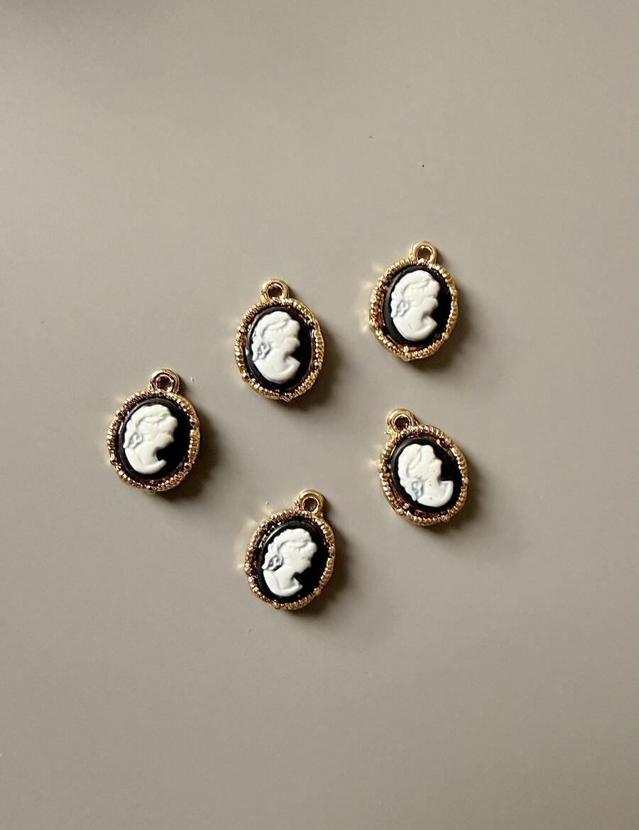 Mini ciondoli Cammei retrò fondo nero bordo color oro 1,10 cm