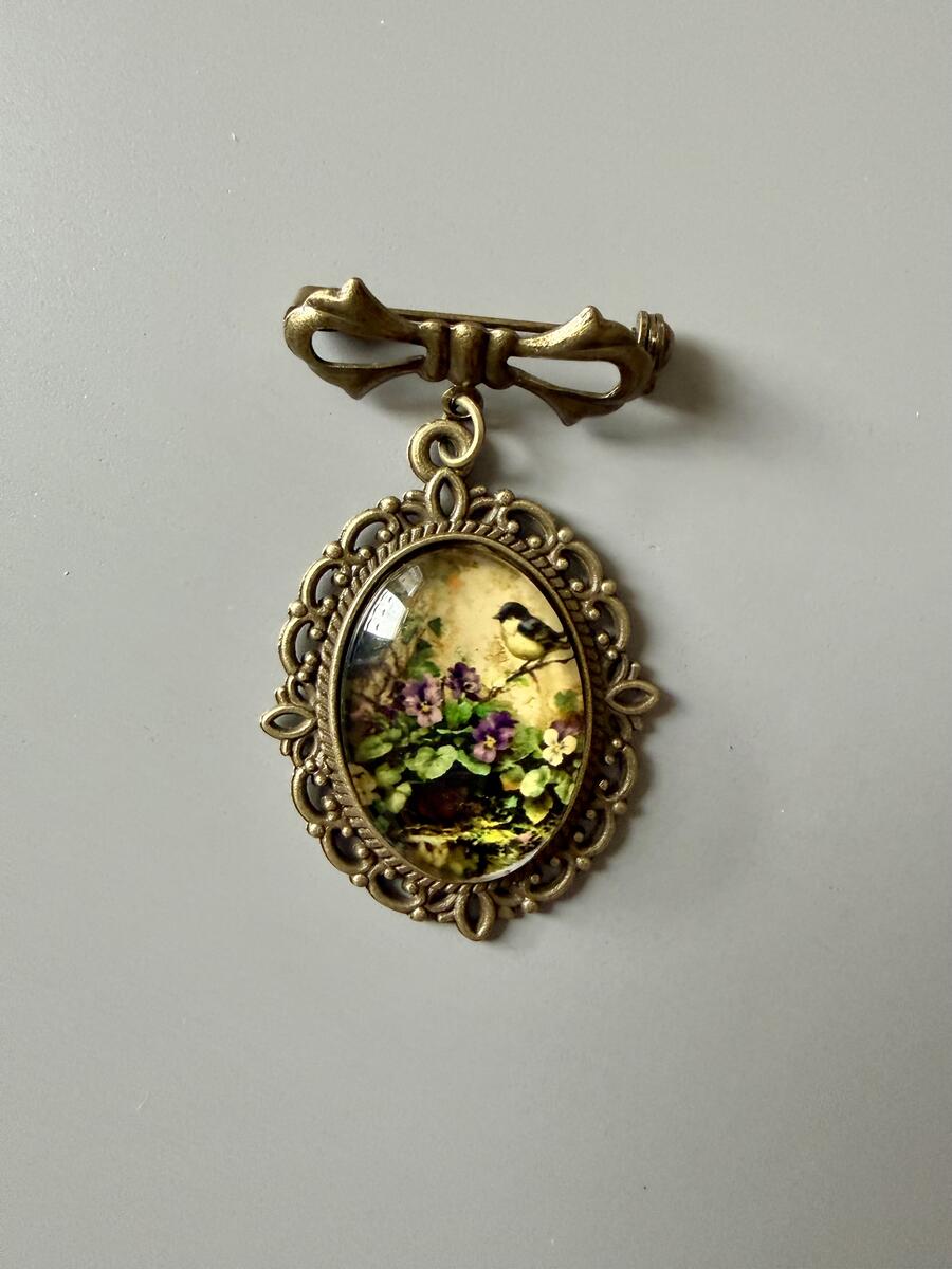 Spilla vintage con cabochon in vetro fiori e uccello stile botanico vintage 5 x 3 cm