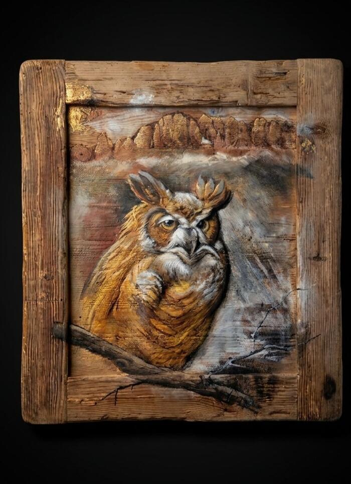 Quadro dipinto a mano su tavole di legno vecchio raffigurante un gufo dorato 70x80cm