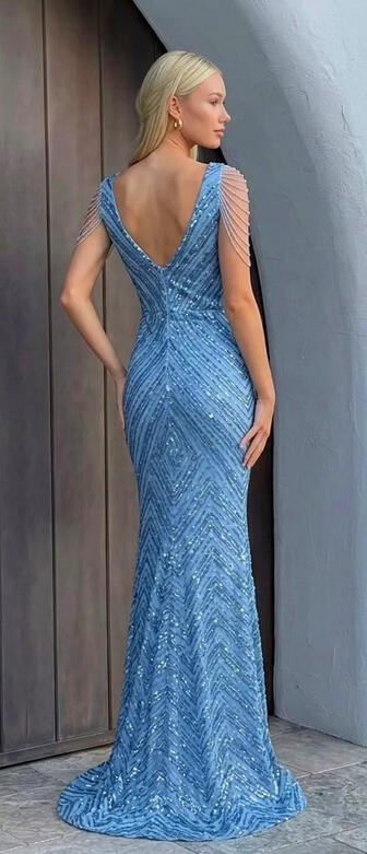 1058 Abito lungo in micropaillettes azzurro con perline sulle braccia
