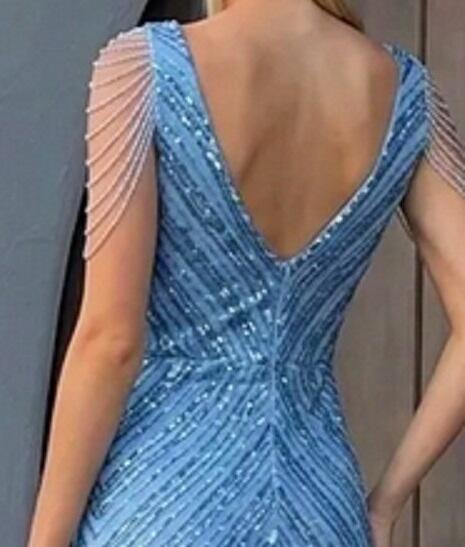 1058 Abito lungo in micropaillettes azzurro con perline sulle braccia