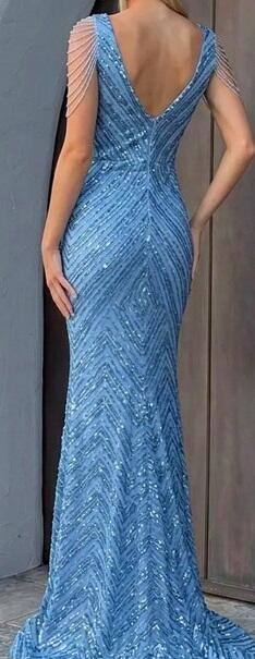 1058 Abito lungo in micropaillettes azzurro con perline sulle braccia